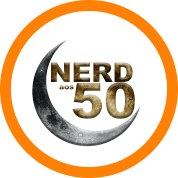 logo nerd aos 50, texto estilizado ao centro escrito 'nerd aos 50' com uma lua minguante